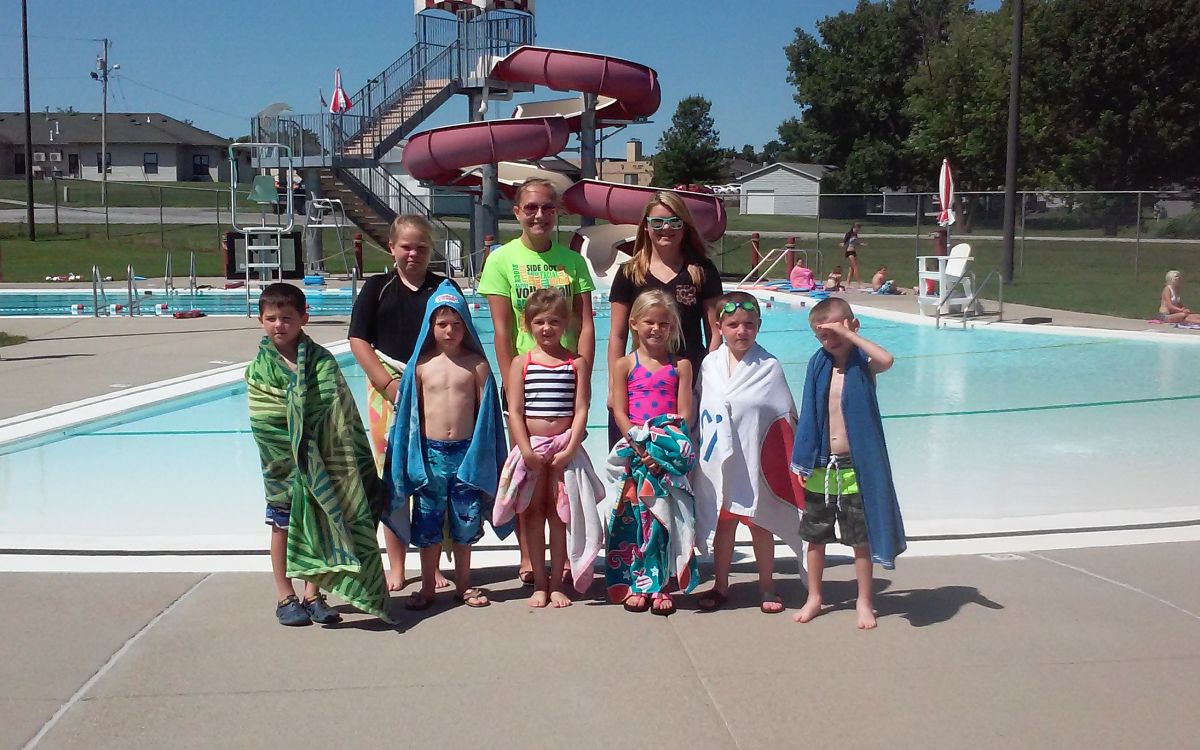 Image of 9 kids at pool